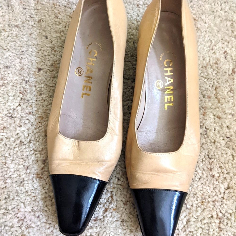 CHANEL poined low heel shoes